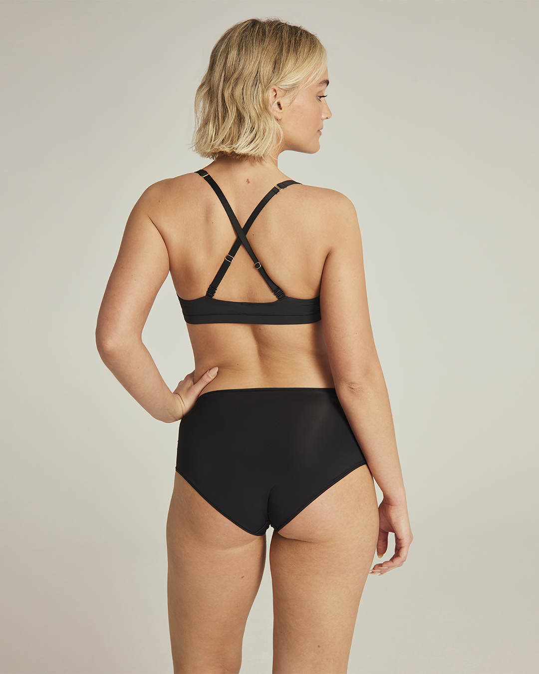The Stretch Scoop Neck Bralette - Black